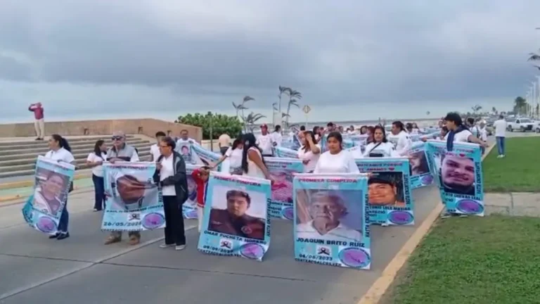 con_velas_y_fotografxasx_colectivo_buscando_tus_huellas_marcha_por_desaparecidos_en_coatzacoalcos.jpeg_1420456391