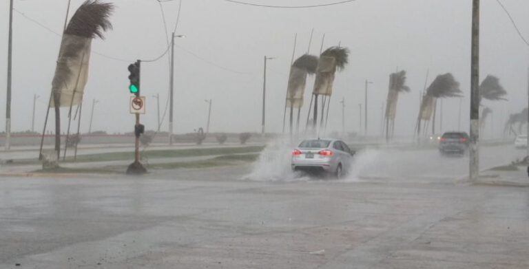 ráfagas-de-viento-norte-veracruz-frente-capitanía-de-puerto-lluvia-tormenta-rachas-puerto-Coatzacoalcos-FOTO-José-Manuel-Alor